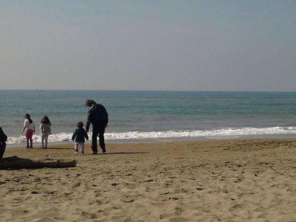 al mare con i bambini in primavera ostia1