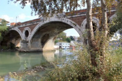 Ponte Matteotti http://thebournechronicles.wordpress.com/2010/11/05/the-tiber-and-its-bridges-as-seen-today-in-rome%E2%80%A6-part-3-northern-bridges/