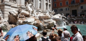 Foto LaPresse 20-06-2013 Roma Cronaca Caldo a Roma.I turisti si bagnano nelle fontane. Nella foto,fontana di Trevi