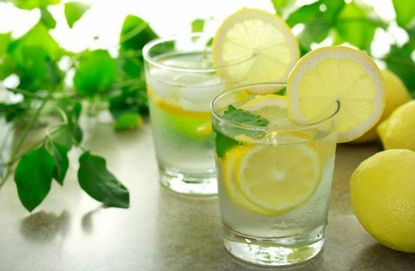 acqua-e-limone-al-mattino