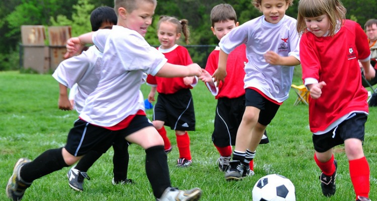 bambini giocano a calcio